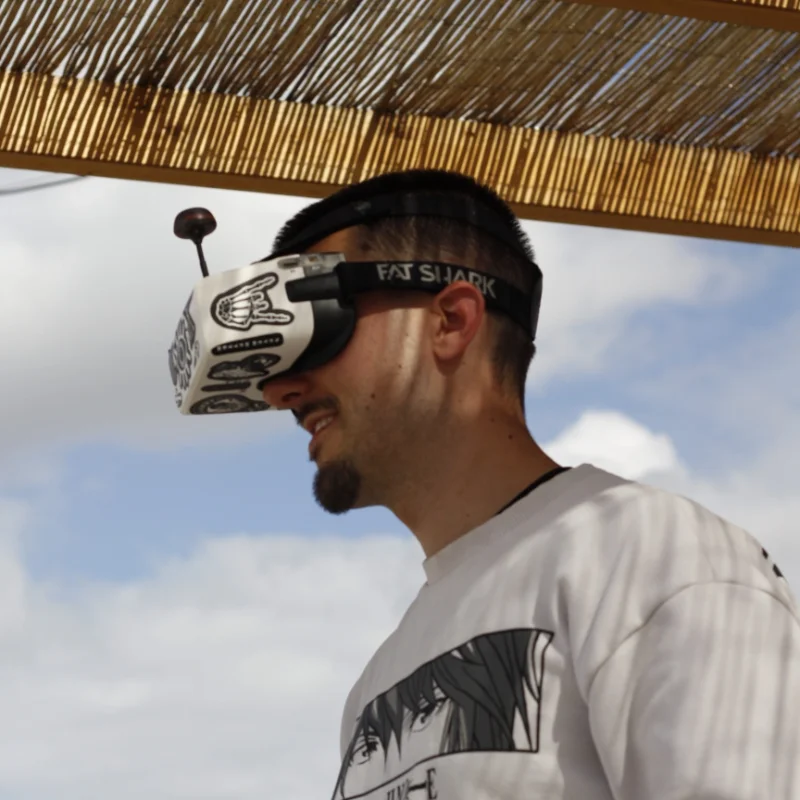 Rafael Albert, piloto de drones FPV R4FICA, con gafas FPV